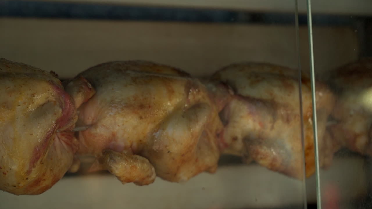 pollo asado girando lentamente en el horno