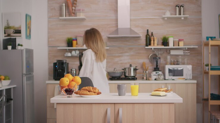 Donna seducente che prepara la colazione