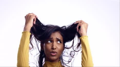 cara, cabello desordenado y mujer con estrés