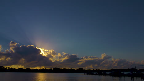 Sonnendurchbruch-über-Dramatischen-Wolken,-Eingerahmt-Von-Blauem-Himmel-Am-Frühen-Morgen-In-Südflorida,-U