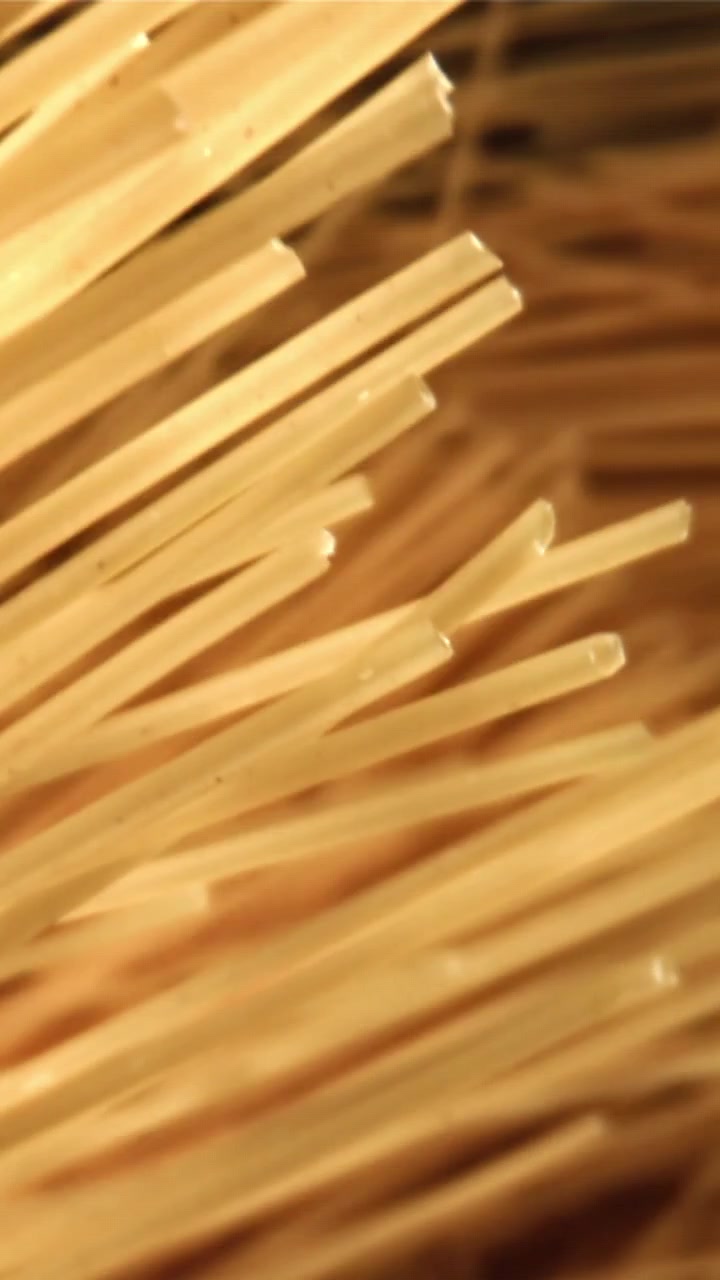 Primo piano di fili di spaghetti crudi