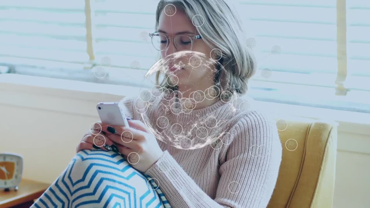 animación del globo digital de conexiones sobre la mujer usando un teléfono inteligente