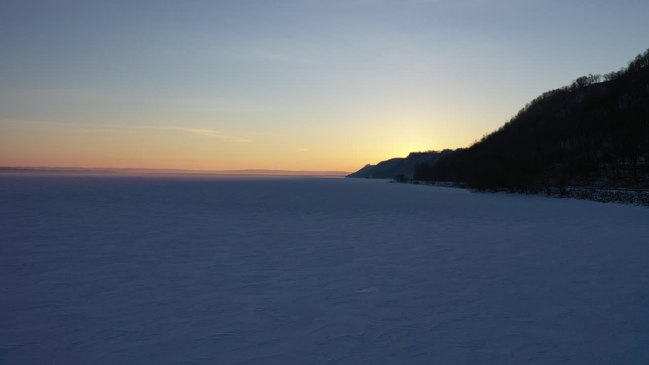 얼어붙은 호수 위에서 겨울 해가 뜨는 것