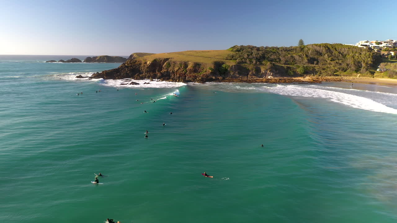 Ripresa cinematografica con drone di surfisti che cavalcano le onde a Coffs Harbour in Australia.
