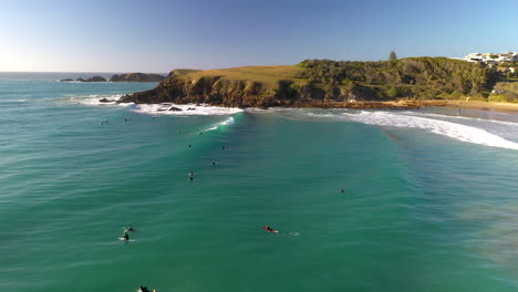 Filmische-Drohnenaufnahme-Von-Surfern,-Die-Am-Coffs-Harbour-In-Australien-Auf-Wellen-Reiten