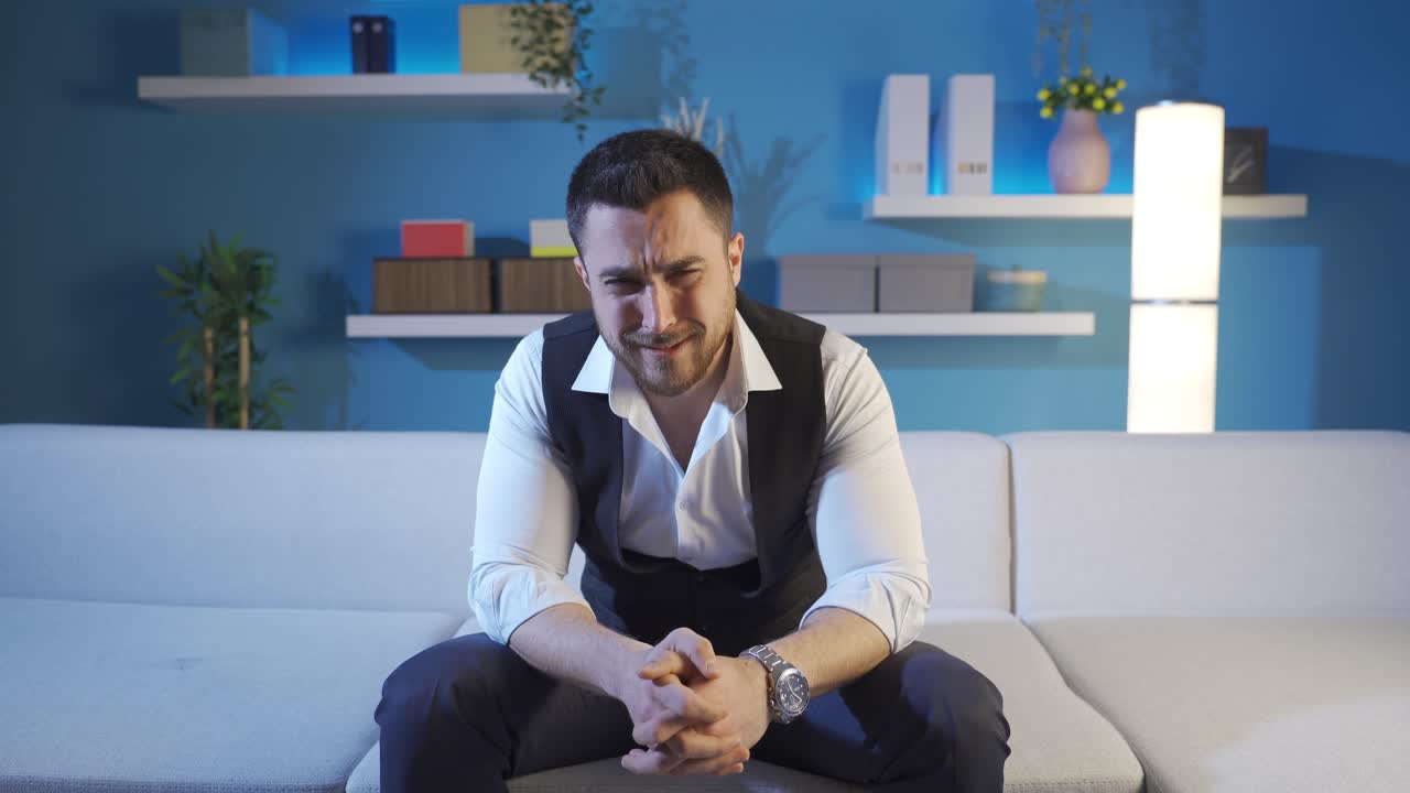 hombre emocionalmente deprimido llorando de tristeza y mirando a su alrededor.