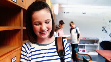 Lächelndes-Schulmädchen,-Das-Im-Klassenzimmer-Ein-Mobiltelefon-Benutzt