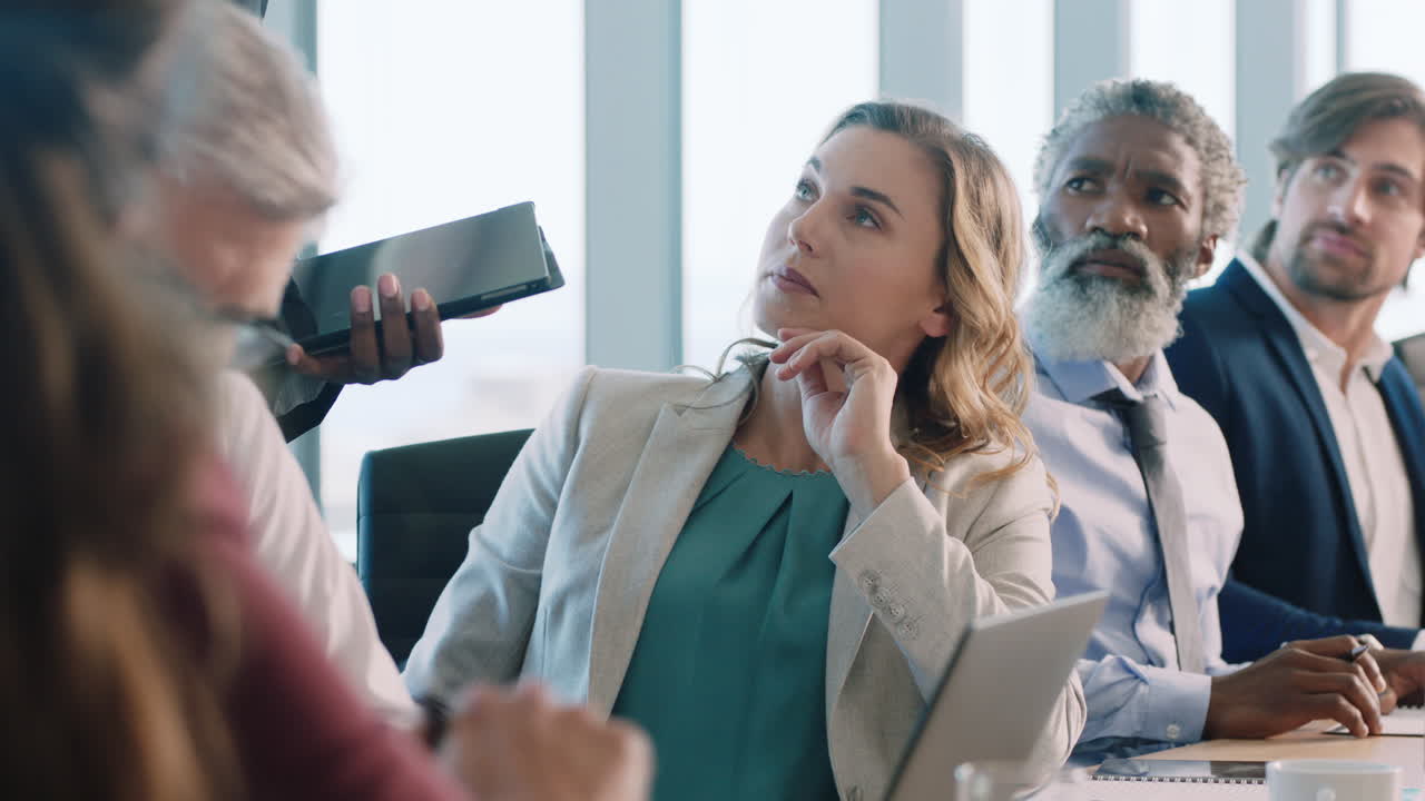 기업 사업가들이 회의실에서 모여 브레인스토밍을 하며 동료들이 전략을 논의하고 문제를 공유하고 아이디어를 해결하고 마감일에 맞춰 일하며 바쁜 사무실에서 협력합니다.