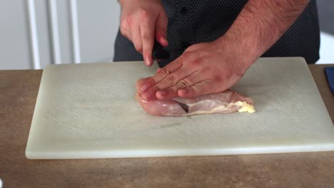 pollo en cubos en una tabla de cortar blanca 1