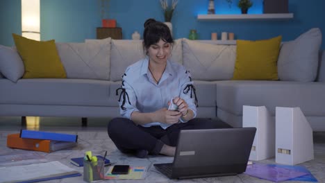 Mujer-Trabajadora-De-Oficina-En-Casa-Orgullosa,-Felicidad-Por-El-Dinero.