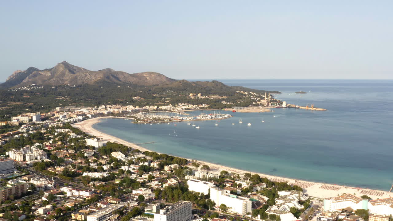 ciudad costera de alcudia con playa y bahía en la costa de mallorca