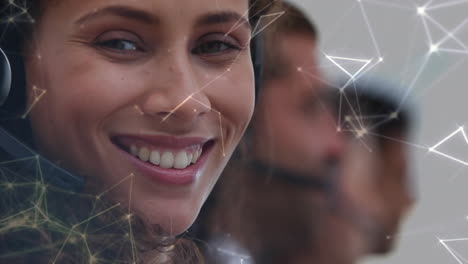animación de la red de conexiones a través de una mujer de negocios usando auriculares telefónicos