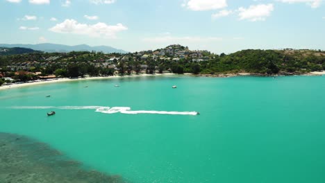 Siguiendo-Una-Moto-De-Agua-Cerca-De-La-Playa-De-Choeng-Moe-En-Koh-Samui,-Tailandia,-Con-Un-Dron