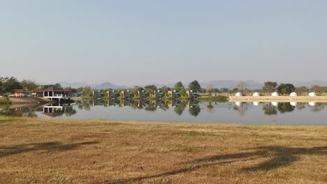 Fesselnde-Morgenaussichten-Auf-Einen-Ruhigen-See-Und-Ein-Resort-In-Thailand