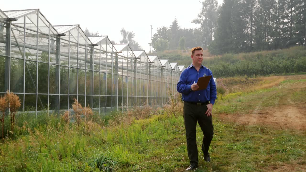 클립보드 4k에 글을 쓰는 사람