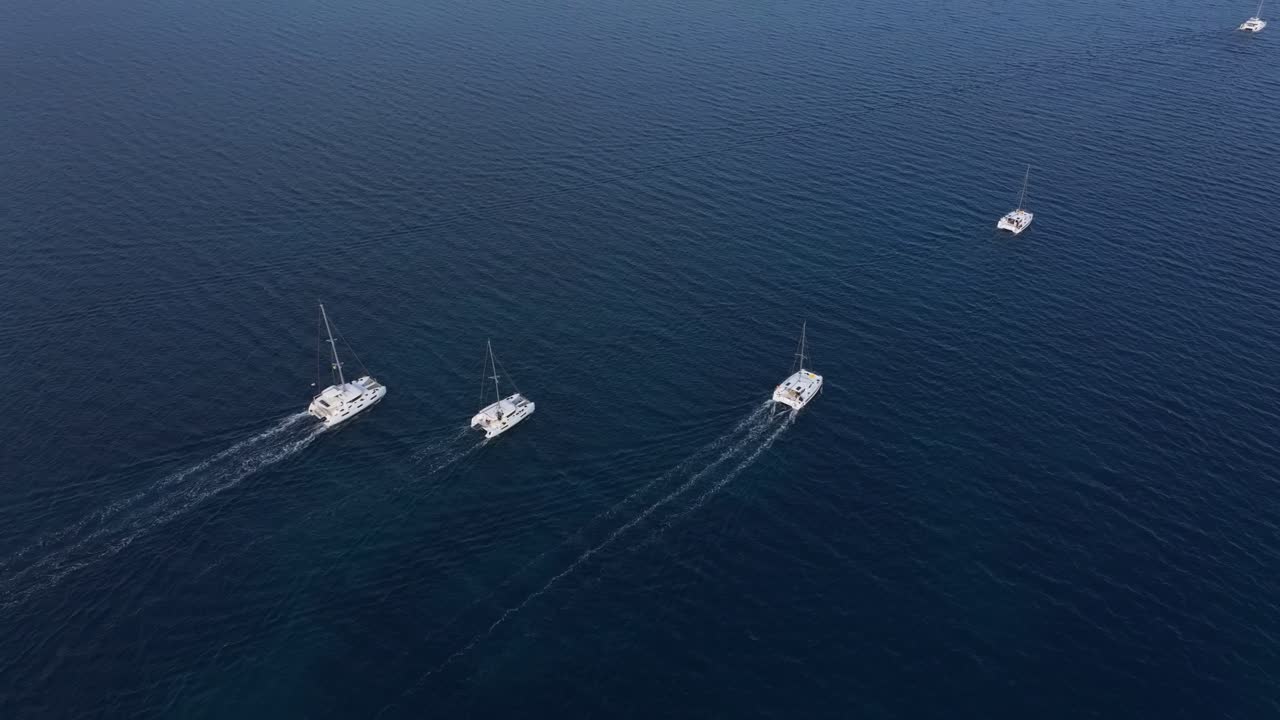 Barche a vela galleggiano su acque limpide e blu alla luce del giorno, Grecia