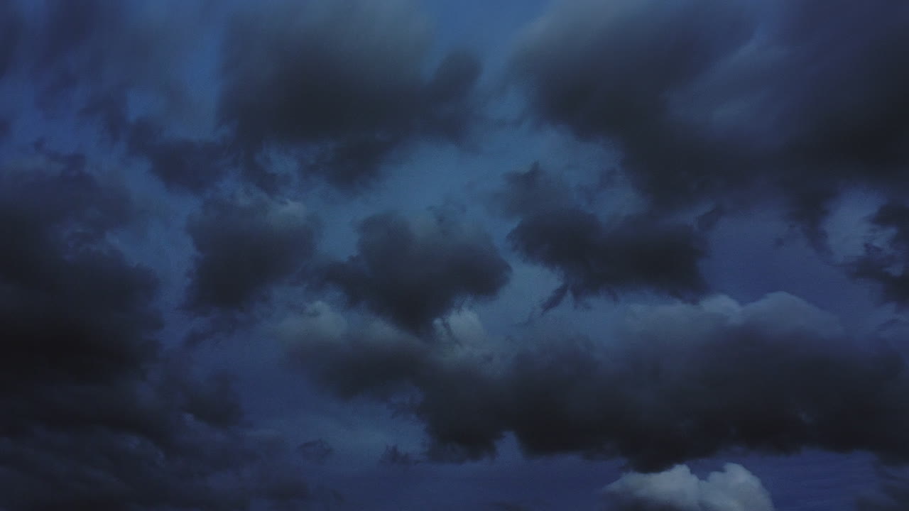 cautivador lapso de tiempo muestra nubes oscuras que se mueven majestuosamente a través del cielo, creando una atmósfera amenazante