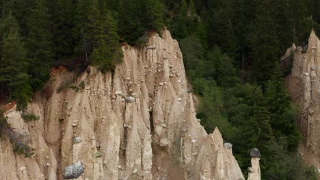 Luftbilder-Von-Klippen-Mit-In-Die-Erde-Und-Wälder-Erodierten-Formen