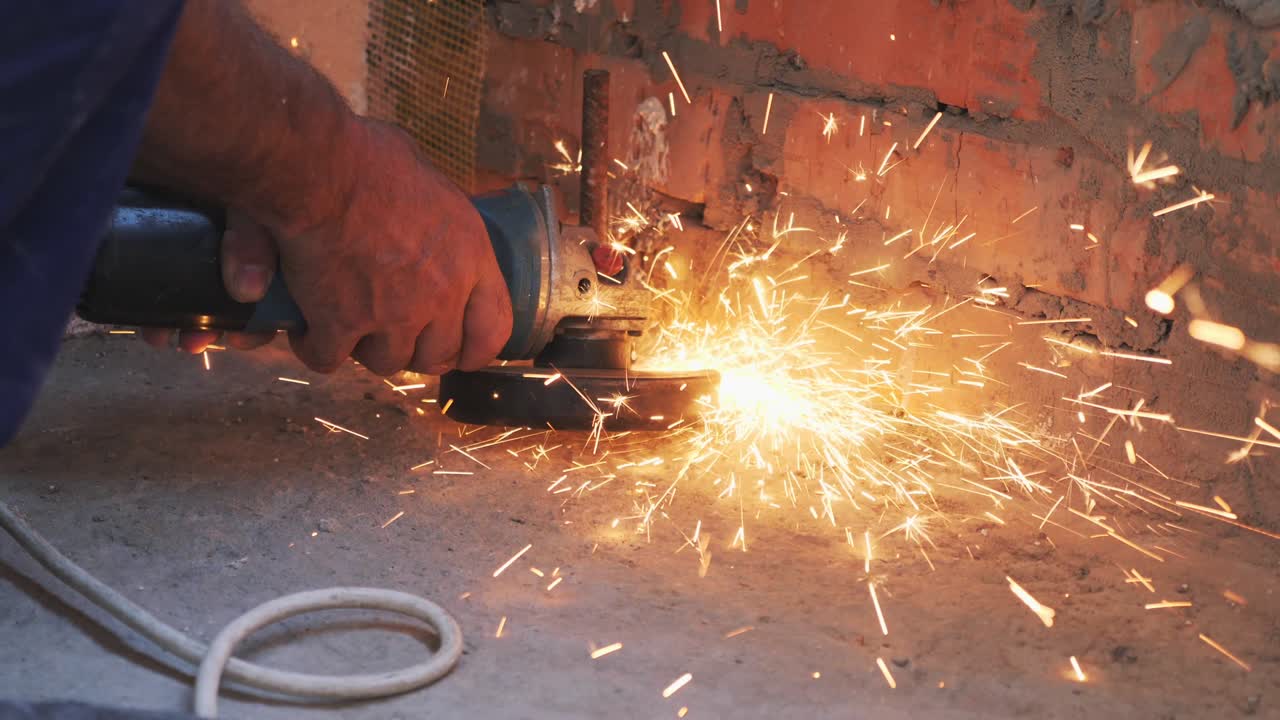 sierra circular corta metal en movimiento lento. trabajador cortando metal con sierra circular con chispas volando alrededor. concepto de construcción