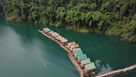 tiro de drone de casas flotantes en balsa en el parque nacional khlong phanom en tailandia