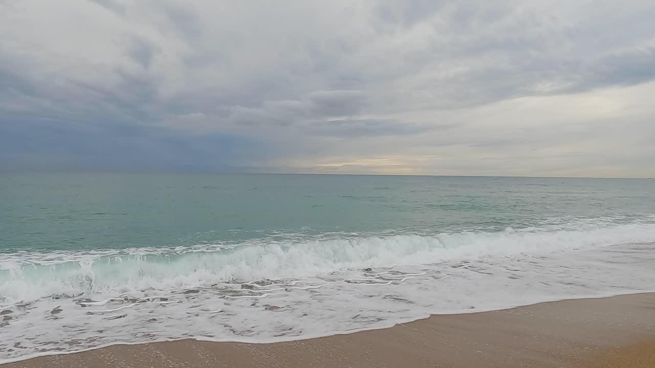 120fps에서 느린 동작으로 거친 모래 해변 바다 물결 4k 흐린 날 청록색 물 단일 바다 파도 큰 빈 해변