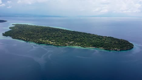 video aéreo de drones de la isla desierta del paraíso. icono de vacaciones de viaje de la playa tropical de la isla de menjangan con palmeras. aguas cristalinas de laguna turquesa del océano