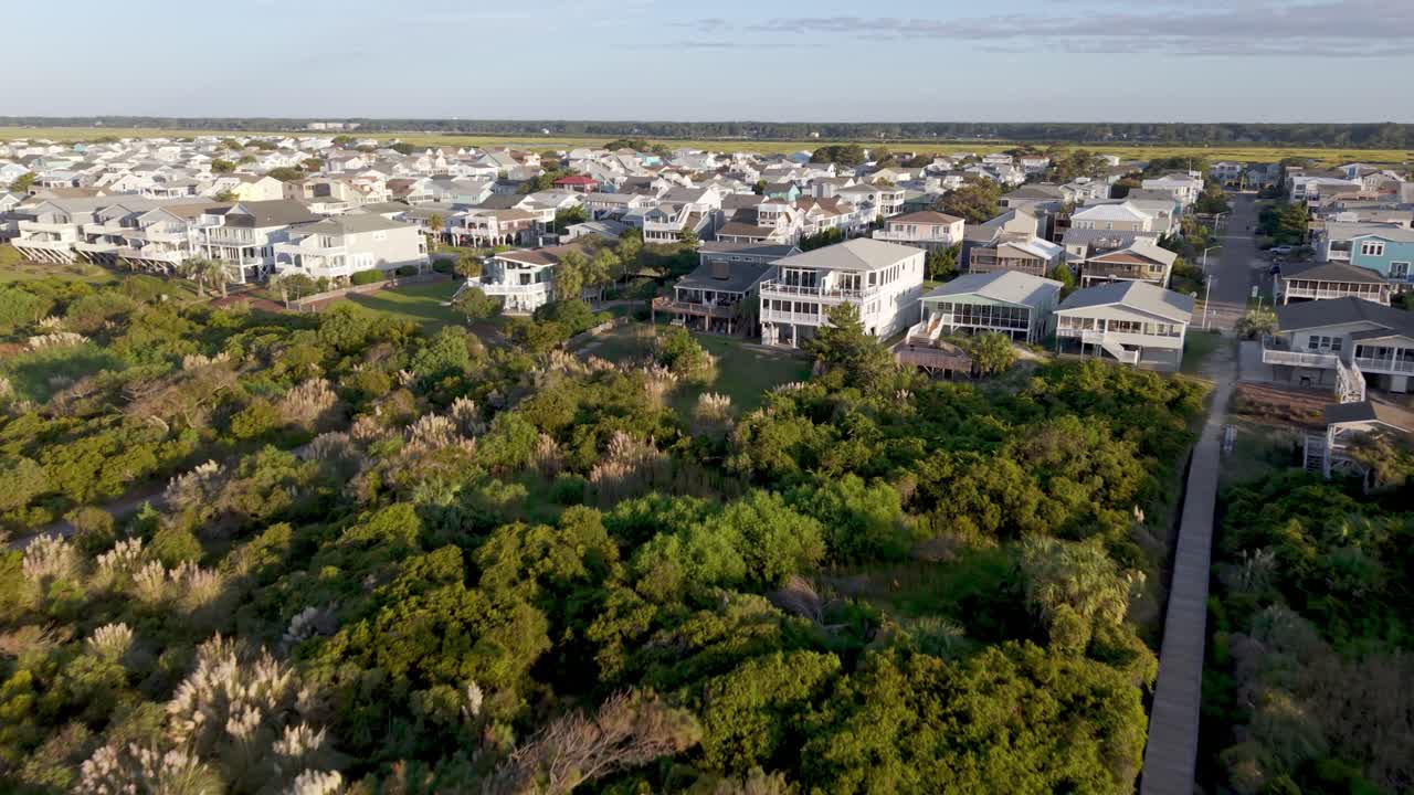 Vista aérea de casas en la comunidad costera de Sunset Beach (Carolina del Norte, Estados Unidos)