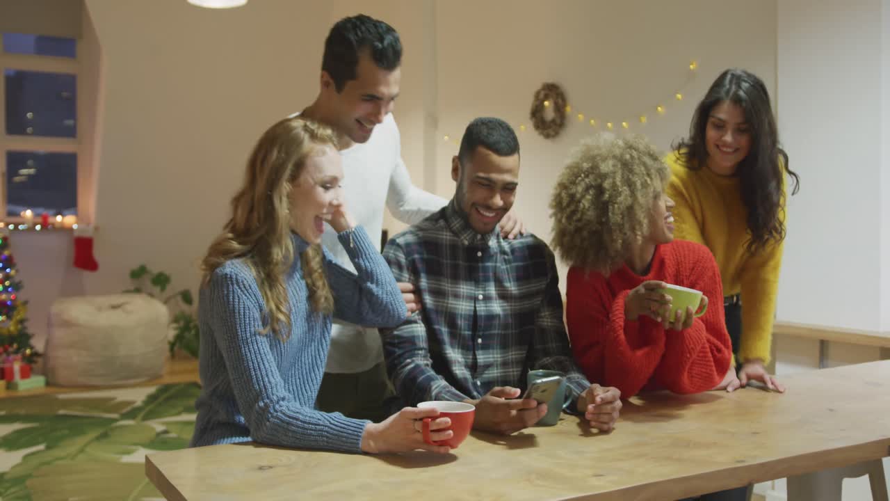 amigos adultos del milenio celebrando la navidad juntos en casa