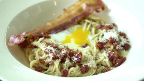espaguetis a la carbonara con tocino y huevo