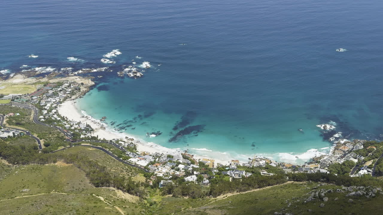 una serena vista aérea de la costa de ciudad del cabo con playas, olas y cabeza de león