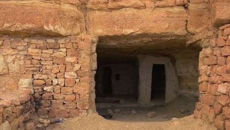 Antiguo-Pueblo-Troglodita-De-Ksar-Guermessa-En-Túnez-En-Un-Día-Nublado