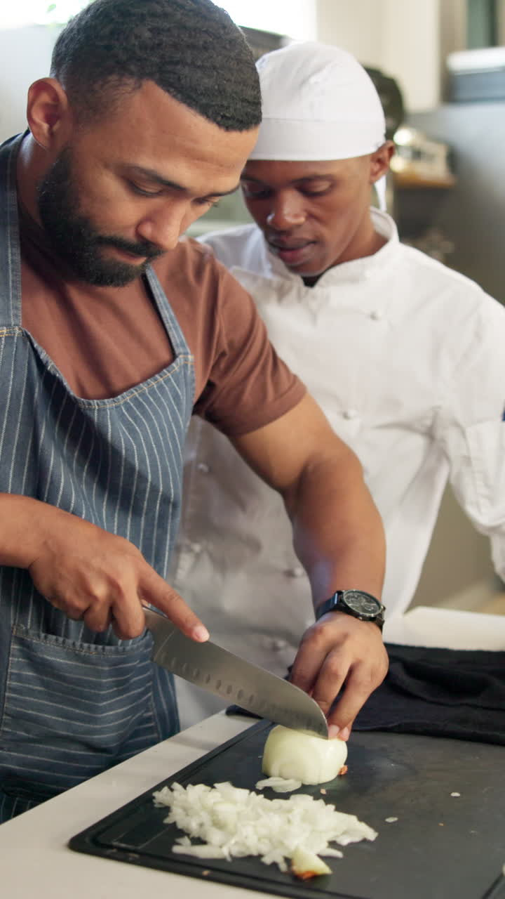 Chef preparando comida en la cocina