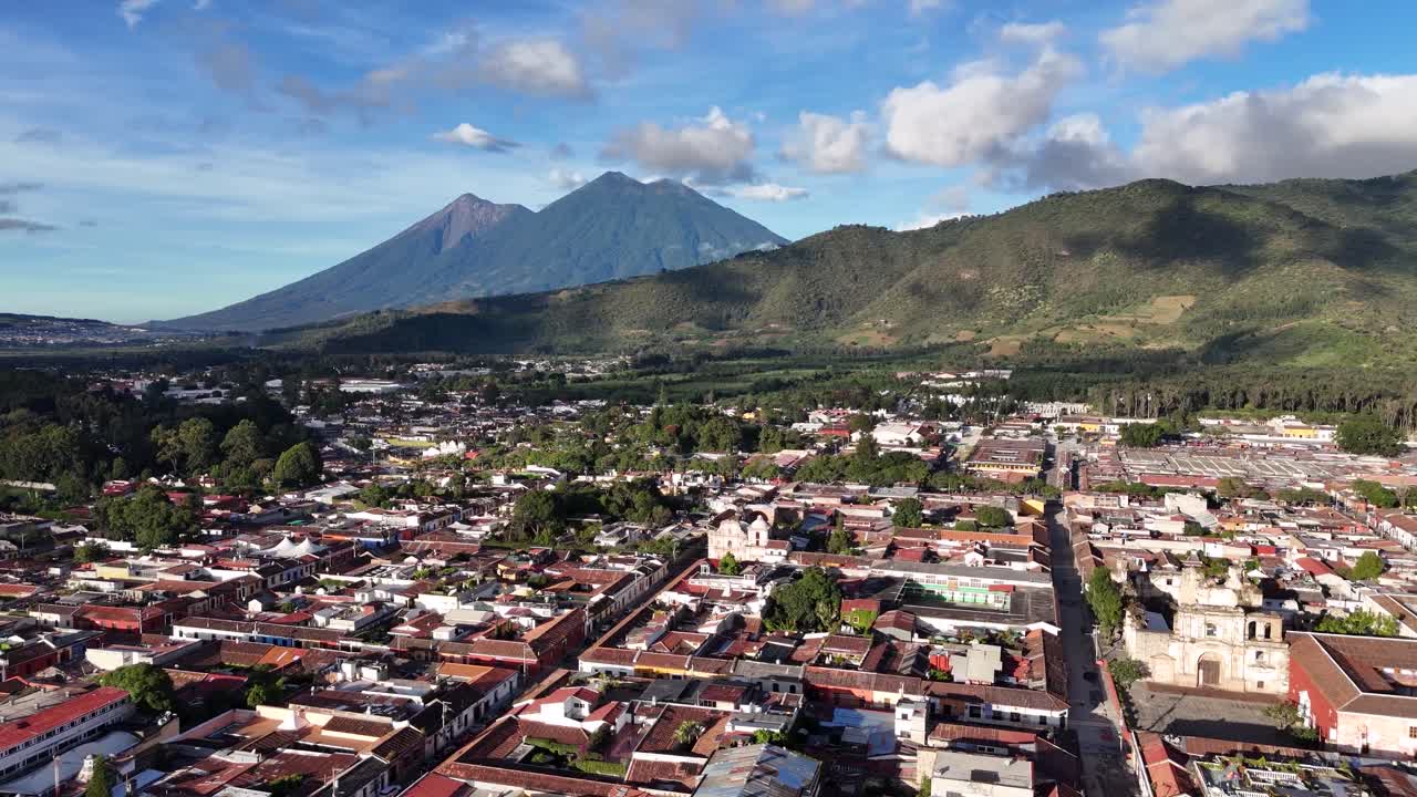 Ilmasta otettu 180 asteen dronekuva Antigua Guatemalan siirtomaakaupungista.