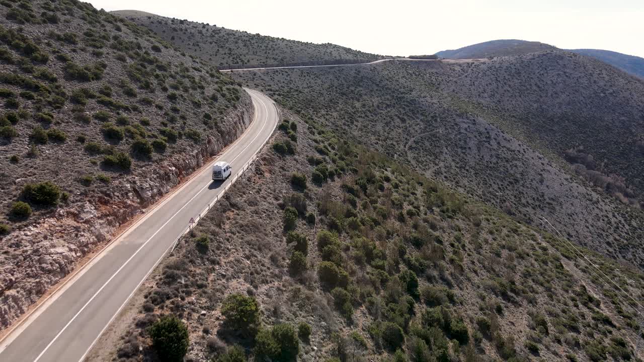 Camper che percorre una strada tortuosa