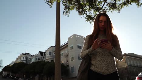 Mujer-Usando-Un-Teléfono-Inteligente-En-Las-Calles-De-La-Ciudad