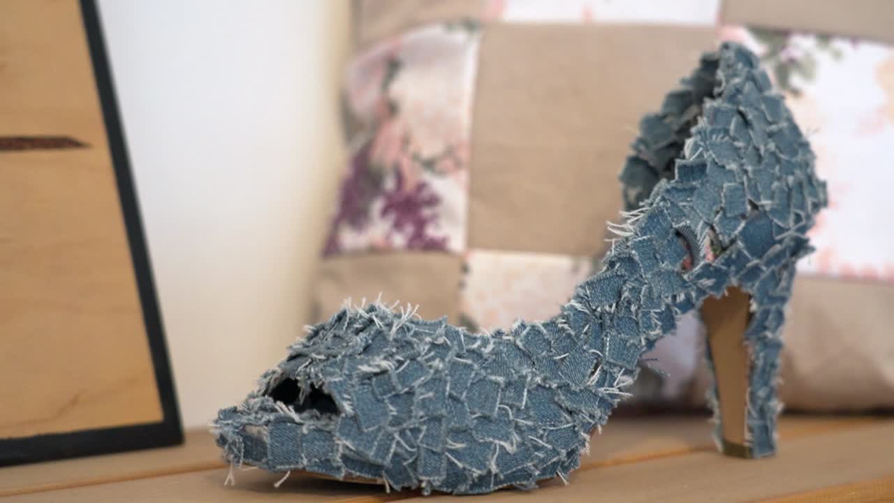 escultura de zapatos de tacón alto hecha de tela denim reciclada para decoración creativa