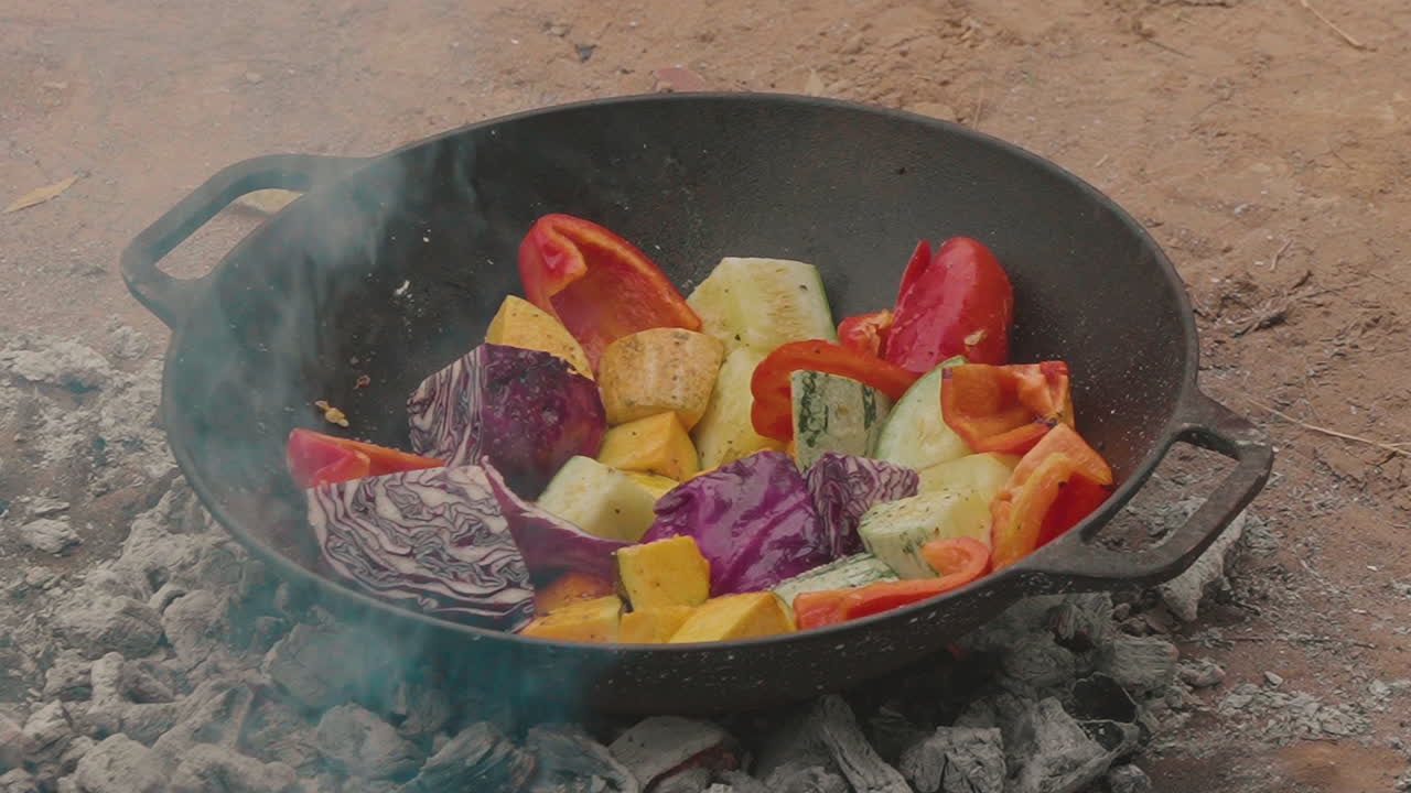 cocinar un almuerzo vegetariano a base de verduras mientras se acampa