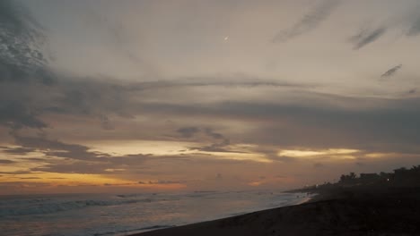 Olas-ásperas-Rodando-Sobre-La-Orilla-Arenosa-Durante-La-Puesta-De-Sol-En-El-Paredón,-Guatemala