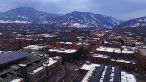 Weihnachten-In-Boulder,-Colorado-Pearl-Street,-Einkaufszentrum,-Autos,-Gebäude,-Straßen,-Grundlinie,-Luftbild,-Drohne,-Filmisch,-Dezember,-Universität-Von-Colorado,-Cu-Fans,-Winter,-Wolkig,-Schneebedeckt,-Bügeleisen,-Chautauqua-Park-Rückwärts