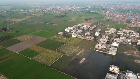 Luftaufnahme-Von-Landwirtschaftlichen-Flächen-Und-Moderner-Wohnungsbaugesellschaft-In-Pakistan