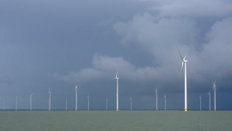 Küstennaher-Windpark-Unter-Einem-Düsteren-Himmel