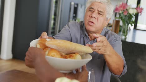 personas mayores felices y diversas cenando en el hogar de ancianos