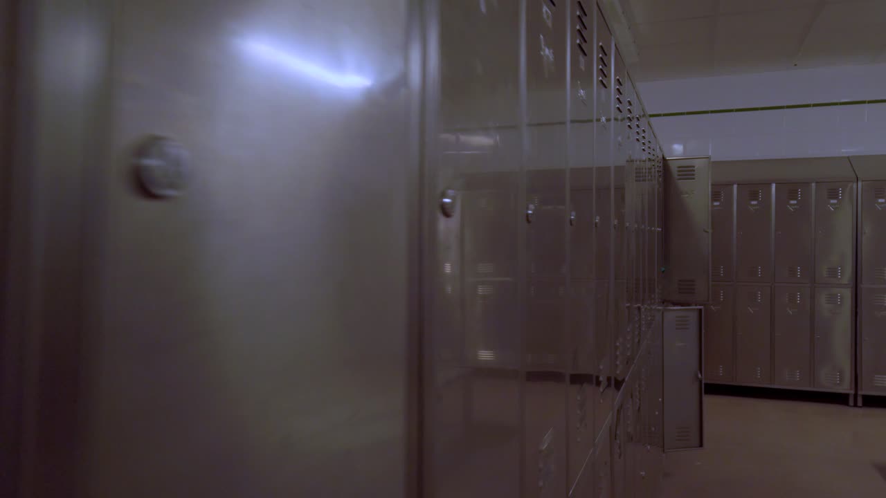 un disparo que avanza cerca de una fila de casilleros hacia uno abierto