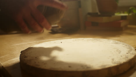manos moldeando arcilla en una rueda de cerámica