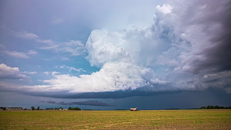 el lapso de tiempo del cumulonimbus que se eleva sobre las tierras de cultivo en letonia