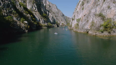 Volando-Entre-Personas-En-Canoa-En-Un-Día-Soleado