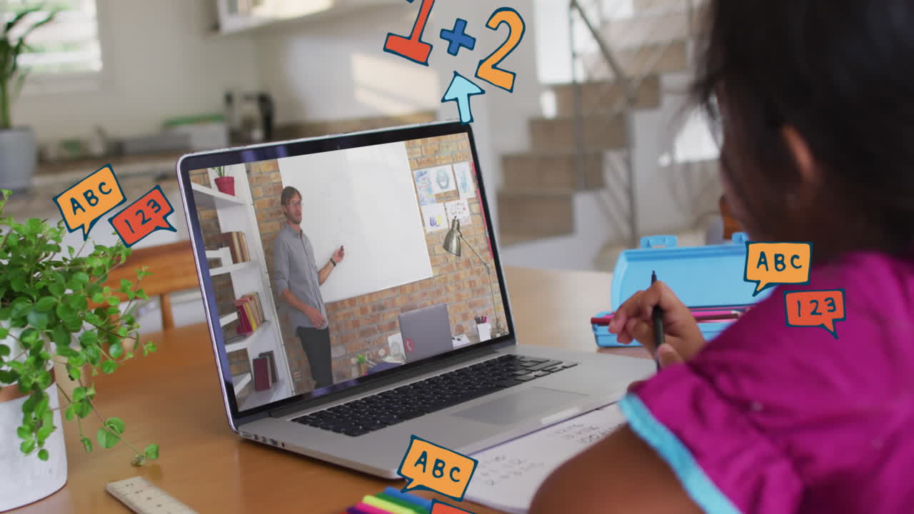 학교 아이콘, 숫자 및 문자의 애니메이션 두 인종의 여학생이 노트북을 사용하여 온라인으로 학습