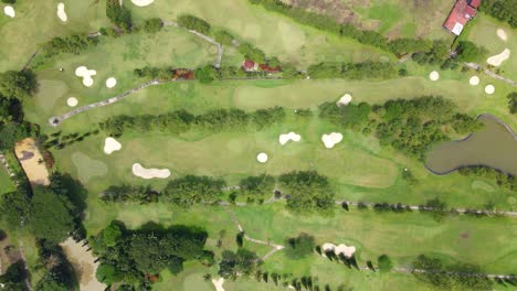 Direkter-Blick-Von-Oben-Auf-Den-Golfplatz-Mit-Wasserhindernis-Und-Bunker