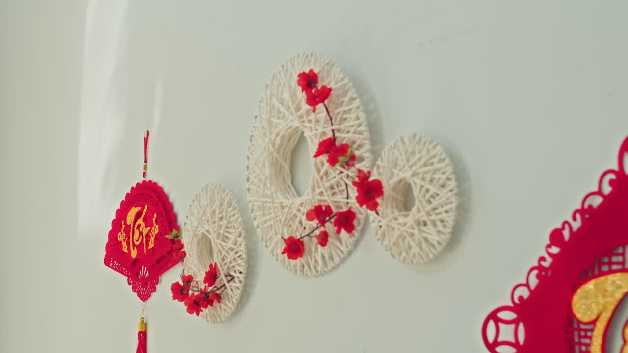 Decorações tradicionais de Tet penduradas na parede