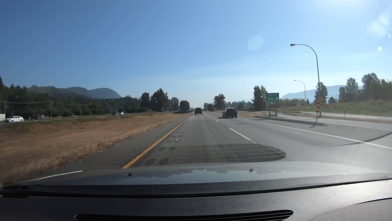 lapso de tiempo de alta velocidad desde la cámara del tablero conduciendo un automóvil